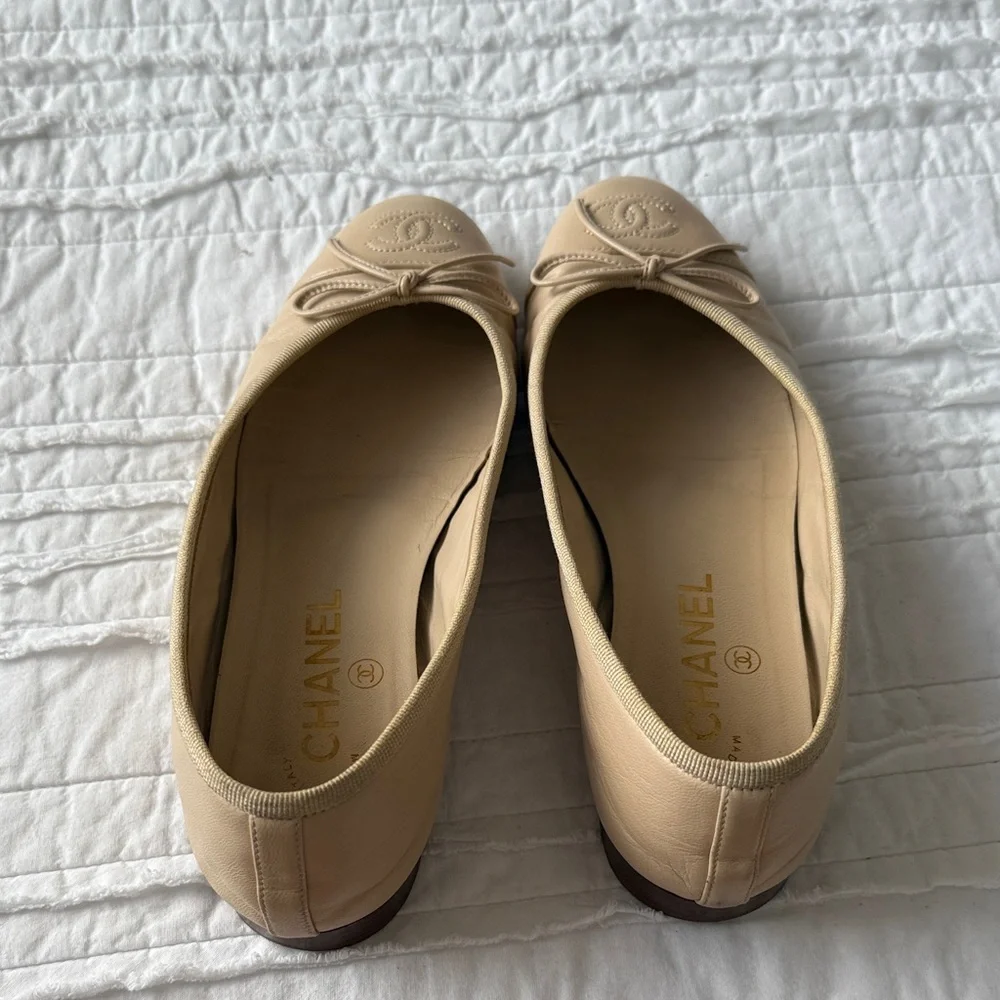 CHANEL Cream Leather Flats with Bow - Picture 8 of 9